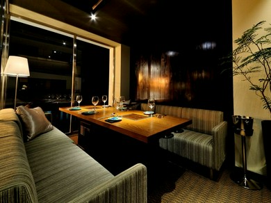 個室は落ち着いた大人空間に・・・