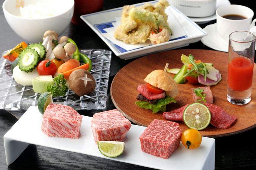 見た目も鮮やかな料理の数々