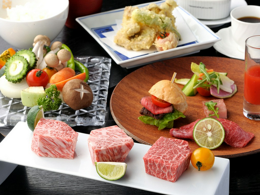 見た目も鮮やかな料理の数々