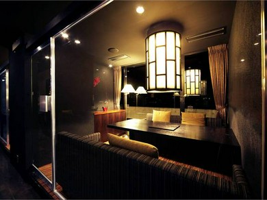 ガラス張りで解放感ある4〜6名様個室。