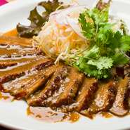 あえて日本風にアレンジせず、現地で食されている美味しさを再現。タイの調味料を使い、本場の味わいに近づけながら、もちろん美味しさにも妥協はしません。様々な料理が味わえ、ちょっとした旅行気分も楽しめます。