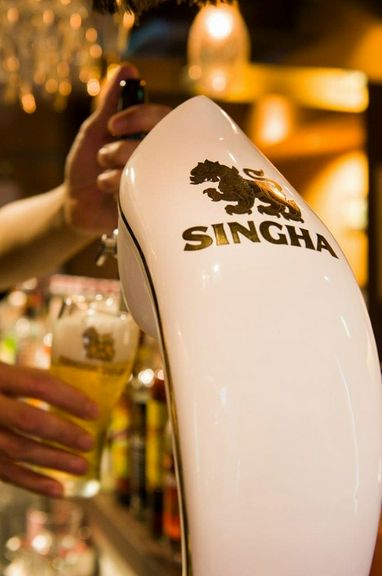 スパイシーな料理にぴったり。軽やかな『シンハービール』