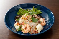 タイテイスト満載のやみつき春雨サラダ。海老やイカ、豚肉などと和えた甘酸っぱい温製サラダ。
Half 748円(税込)　/　Regular 1188円(税込)