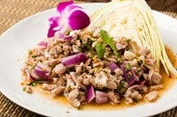 ハーブや煎り砕いたもち米などと和えた辛酸っぱいタイ東北地方のポークサラダ。
Half 748円(税込)　/　Regular 1188円(税込)