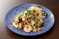 海老やイカと野菜のタイ式サラダ。
Half 748円(税込)　/　Regular 1188円(税込)