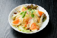 スパイシーソースとゆで卵のマイルドさがとても美味しいスモールサラダ。