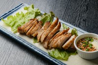 じっくり焼き上げるタイ式豚ネックのローストポーク。