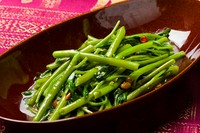 超人気メニュー!!茎の中が空洞の空心菜。味が絡みやすく強火で一気に炒めます。絶品です。