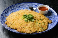 豚粗挽き肉入りのタイスタイル玉子焼き。トマトチリソースがとっても合います!!辛口にもできます。