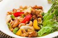 中華で人気の料理ですが、当店ではもちろんタイスタイル。ちょっぴりスパイシーでマイルドな味付け。
Half 748円(税込)　/　Regular 1188円(税込)