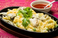 牡蠣を玉子とあんでとじたチャイナ系タイ料理。とろける美味しさをあつあつ鉄板で！！
Half 1078円(税込)　/　Regular 1650円(税込)