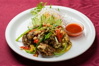 ソフトシェルクラブを粗挽き黒胡椒と粗刻みニンニクで炒めたワイルドな一品。
Half 1298円(税込)　/　Regular 1980円(税込)