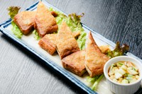 海老の粗挽きペーストを塗ったパンを揚げたタイ式海老トーストです。