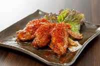 名古屋名物の手羽先をマイペンライ式でタイスタイルに！スイートでレッドホットでチリです。
2本550円(税込)～　/　追加1本275円(税込)