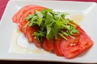 トマトスライスに刻みパクチーをON！！塩とゴマ油で。