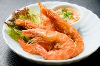 お頭も殻もまるごと食べられるソフトシュリンプの塩唐揚げ。辛口スパイシーソースがとてもよくあいます。
2本618円(税込)～　/　追加１本308円(税込)