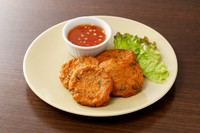 唐辛子とハーブが香るタイ風のさつま揚げ。ふわふわです!
2枚242円(税込)～　/　追加１枚121円(税込)