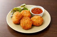 粗めに挽いた海老すり身のタイ式ひとくち海老カツ。
２コ616円(税込)～　/　追加１コ308円(税込)