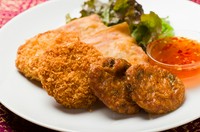 えび揚げ春巻き、えびすりみ揚げ、さつま揚げ各１コずつの盛り合わせ。
各１ヶ１set 704円(税込)