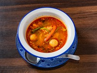 野菜やハーブがたっぷりの森の恵み辛口スープカレー。とろとろの豚バラ軟骨入り。海のない森林地域のココナッツミルクを使わないスープカレーです。
スープ単品1298円(税込)　/　ジャスミン米set 1518円(税込)