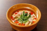 軽く煮込んだチキンのココナッツスープです。カー(タイ生姜)とフレッシュハーブがやさしくあたたかく香ります。