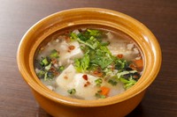 豆腐、野菜、豚ミンチなど入ったやさしい味わいのクリアスープ