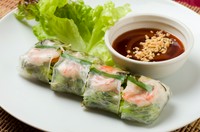 日本でも定番の生春巻き。こだわりのソースでどうぞ。
1本605円(税込)　/　２本set1230円(税込)