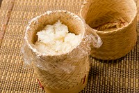 ライトで食べやすいタイのもち米です。タイ製の竹篭を使ってお店で蒸しあげています。