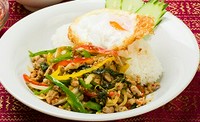 辛口スタミナ系タイ料理。ガパオは「ホ-リ-バジル」とも呼ばれる神聖なハ-ブ。パンチの効いた中にもほんのり香るさわやかさをお楽しみください。
ポークミンチorチキン 1320円(税込)　/　シーフード 1430円(税込)　