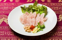 米、塩などで発酵させた程よい酸味の冷製ソーセージ。
Half 847円(税込)　/　Regular 1320円(税込)