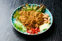 チェンマイ地方のハーブが効いたスパイシーな粗挽きポークソーセージ。
Half 748円(税込)　/　Regular 1188円(税込)