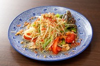 .細く切った青パパイヤを干しえびやナッツ、トマトと和えた甘酸っぱいピリ辛サラダ。
Half 748円(税込)　/　Regular 1188円(税込)