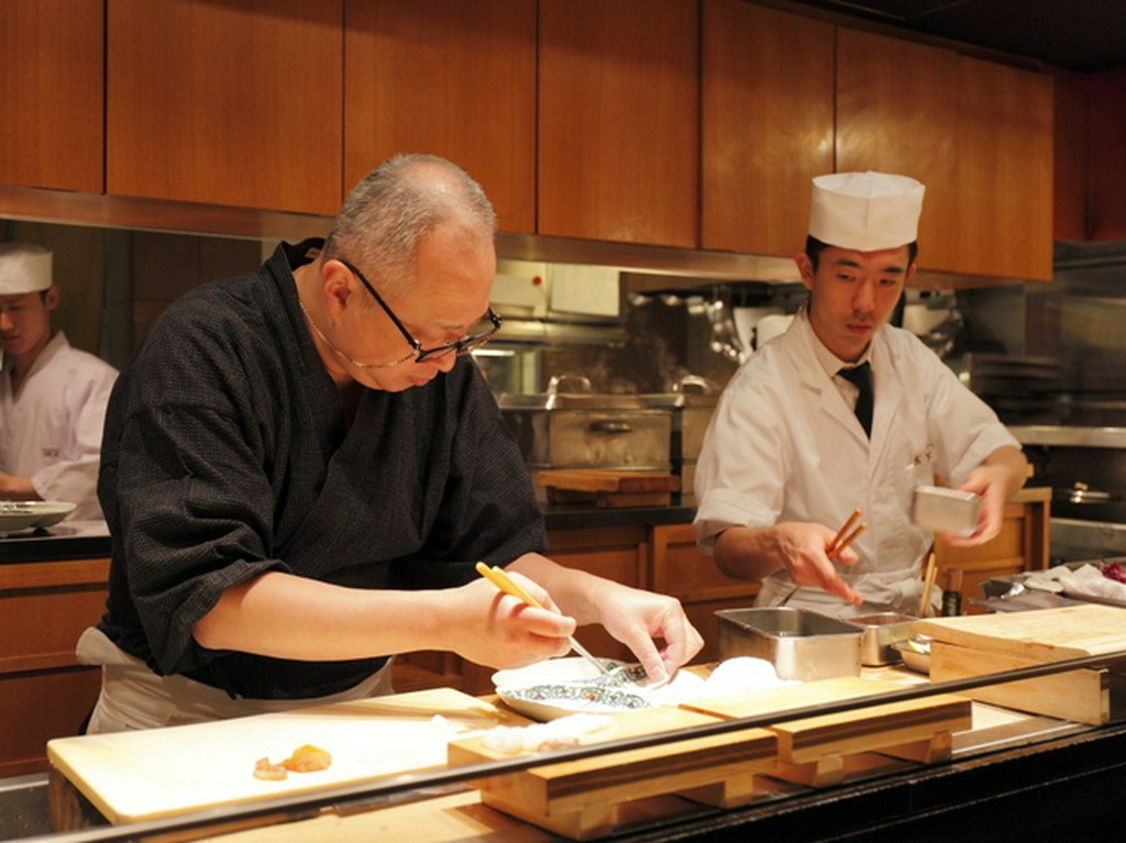 晒しのカウンターが物語る、これぞ浪速割烹の矜持