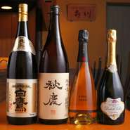 大阪の銘酒・秋鹿や灘の白鷹などを中心に、日本酒は全国各地からさまざまな味わいを厳選。さらにフレンチ出身の上野氏の料理に合わせ、シャンパーニュやワインなども豊富に取り揃えています。