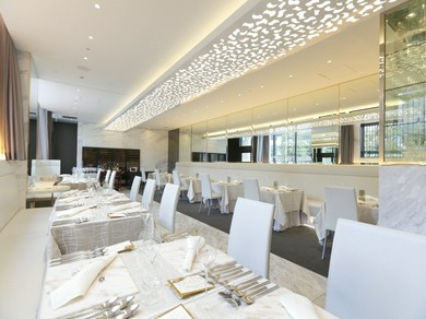 白を基調にした店内は、昼夜で表情が一変