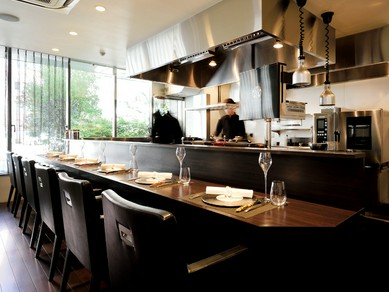 張り詰める緊張感が料理を心待ちにするゲストの期待感へ