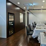 アールヌーボー的なクラシカルなレストランではなく、シンプルにしてモダンな雰囲気が漂う店内。白を基調とした清潔感のある空間が、美しく盛りつけられた料理をより華やかに映し出します。