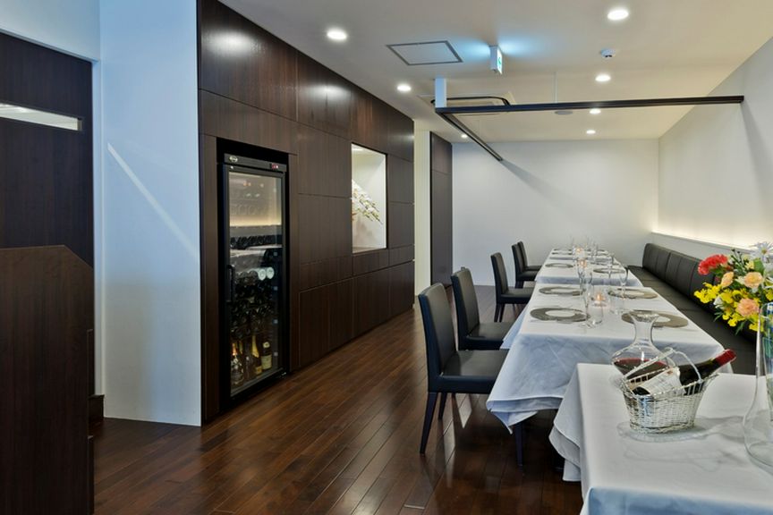 白・茶・黒を基調としたシンプルモダンな空間