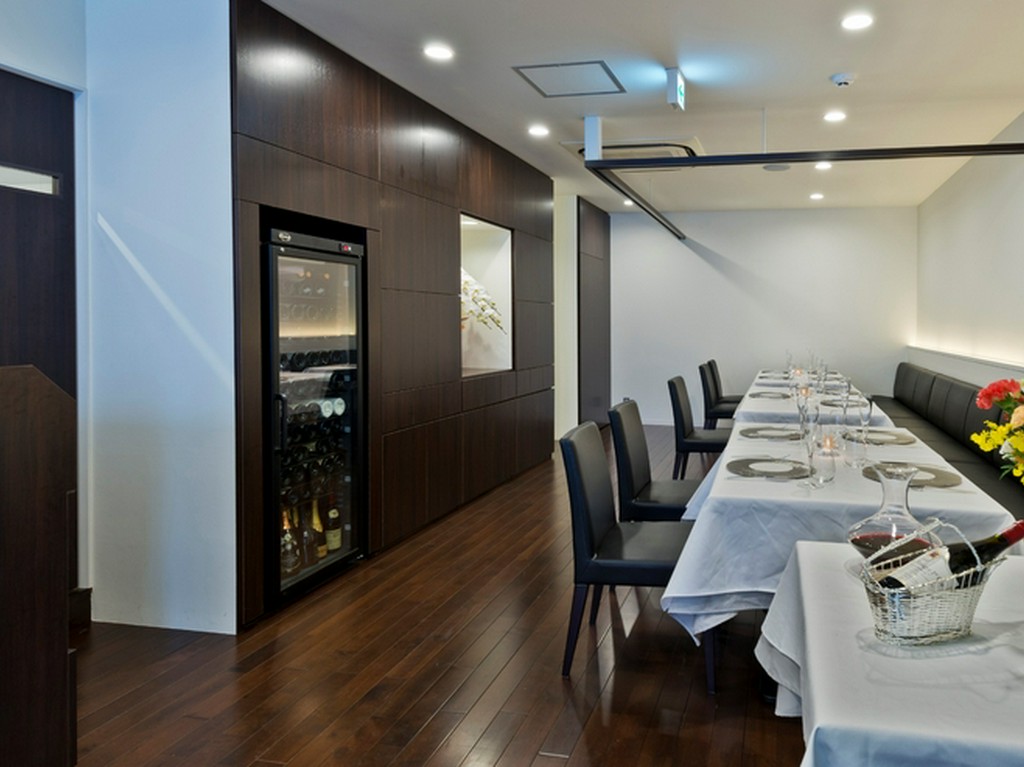 白・茶・黒を基調としたシンプルモダンな空間