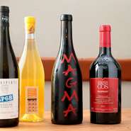 シチリアを中心に地元愛知やフランス、スロベニア産のワインを1000種以上ストック。ワインリストもあえておかず、ゲストとの会話の中で料理や好みにあったワインを見つけ出してくれます。