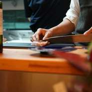 木の温もりに満ちた店内は、どこか落ち着いたカフェのような心地よさを見いだします。わずか16席と小ぢんまりとした空間ときさくなもてなしも手伝って、アットホームな雰囲気を生み出しています。