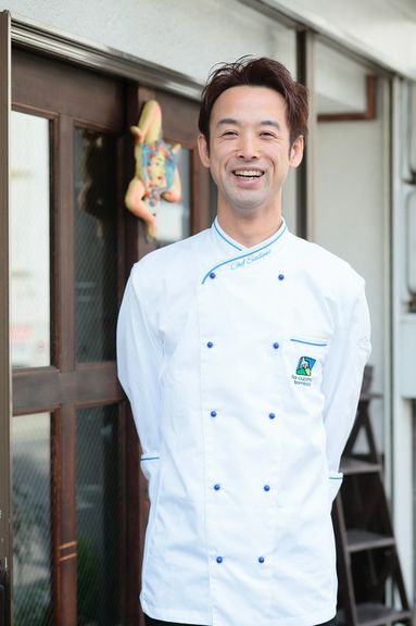 シェフ自らゲストのもとへ。フランクなもてなしが心地よい