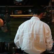 シェフがまずゲストに尋ねるのが苦手な食材。「昨日何してたの？」などたわいもない会話でゲストの緊張をほぐしてくれます。「好き嫌いが分かれる店です」というほど、気さくなもてなしをモットーとします。