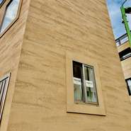 上前津駅から歩いて7分ほど、街の喧噪を感じさせない松元通りの一角に店を構えています。こぢんまりとした造りの店ですが、かつてカフェだった店舗を改装しているため、居心地も抜群です。