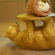 料理はシェフが1年半の修業を積んだシチリアの料理をベースにしていますが、煮込みは缶詰に盛り付け、海老にはフルーツの人工キャビアを添えるなど、シェフのセンスがキラリと光っています。