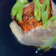 料理はシェフが1年半の修業を積んだシチリアの料理をベースにしていますが、煮込みは缶詰に盛り付け、海老にはフルーツの人工キャビアを添えるなど、シェフのセンスがキラリと光っています。