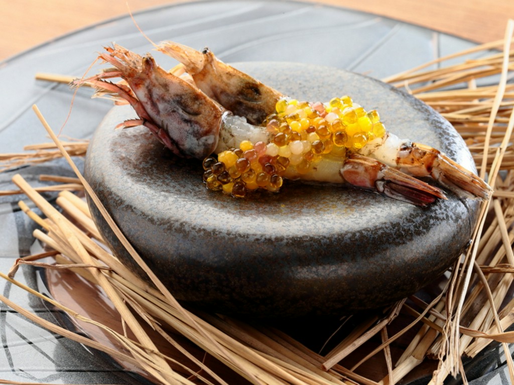 生のエビを彩り豊かに盛りつけた『モサエビのフルーツキャビア添え』