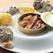 キンメダイや水ダコなどその日の魚介類を使った煮込み料理は定番のひとつ。可愛らしい缶詰で供されます。