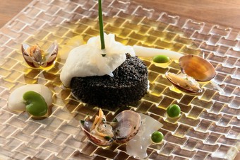 モノトーンな仕立てでも豊かな味わいが広がる『白イカとイカスミのクスクス』