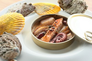 可愛らしい缶詰に盛りつけたシチリアの煮込み料理